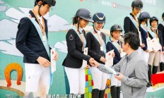 九游娱乐官方网站-比赛中队员之间默契配合，拿下宝贵的胜利