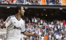 九游官网-红牛逆袭索伯，汉密尔顿破纪录之夜，F1赛道上的双重交响