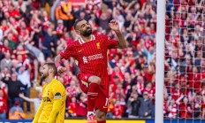 九游游戏-利物浦逆转曼联，前锋连续建功带领球队取胜的简单介绍