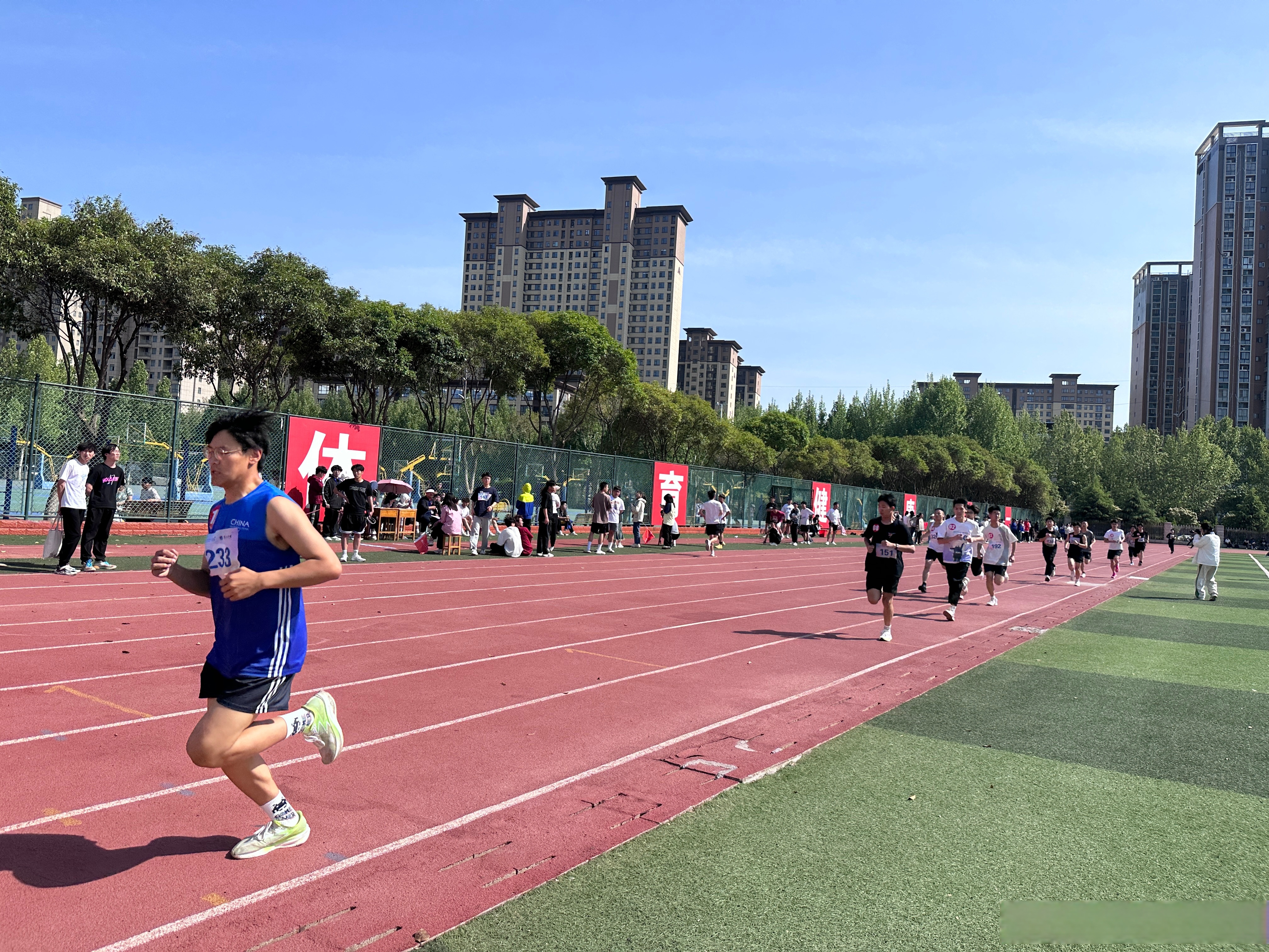包含赛场光芒四射,球员誓言冲刺无畏的词条 包含赛场光芒四射,球员誓言冲刺无畏的词条