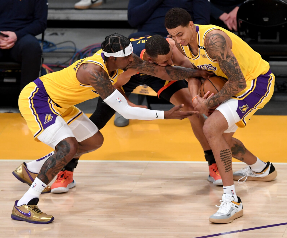 主队球员在决胜时刻打入制胜一球,全场沸腾的简单介绍 主队球员在决胜时刻打入制胜一球,全场沸腾的简单介绍