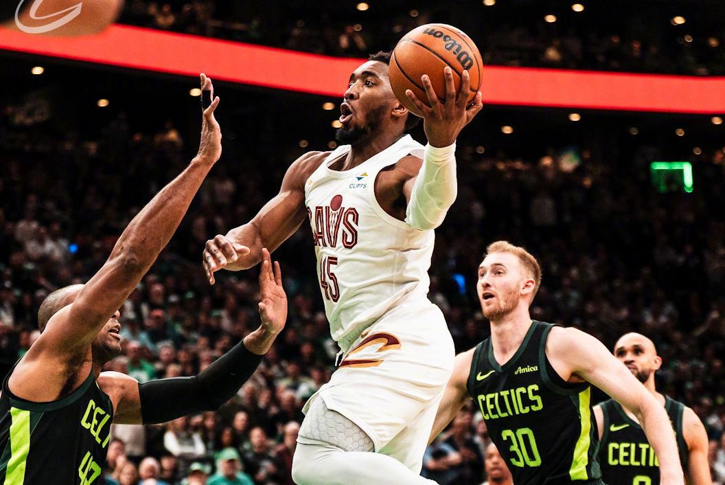 包含卫冕冠军遭遇主场惨败，球队卫冕形势严峻的词条