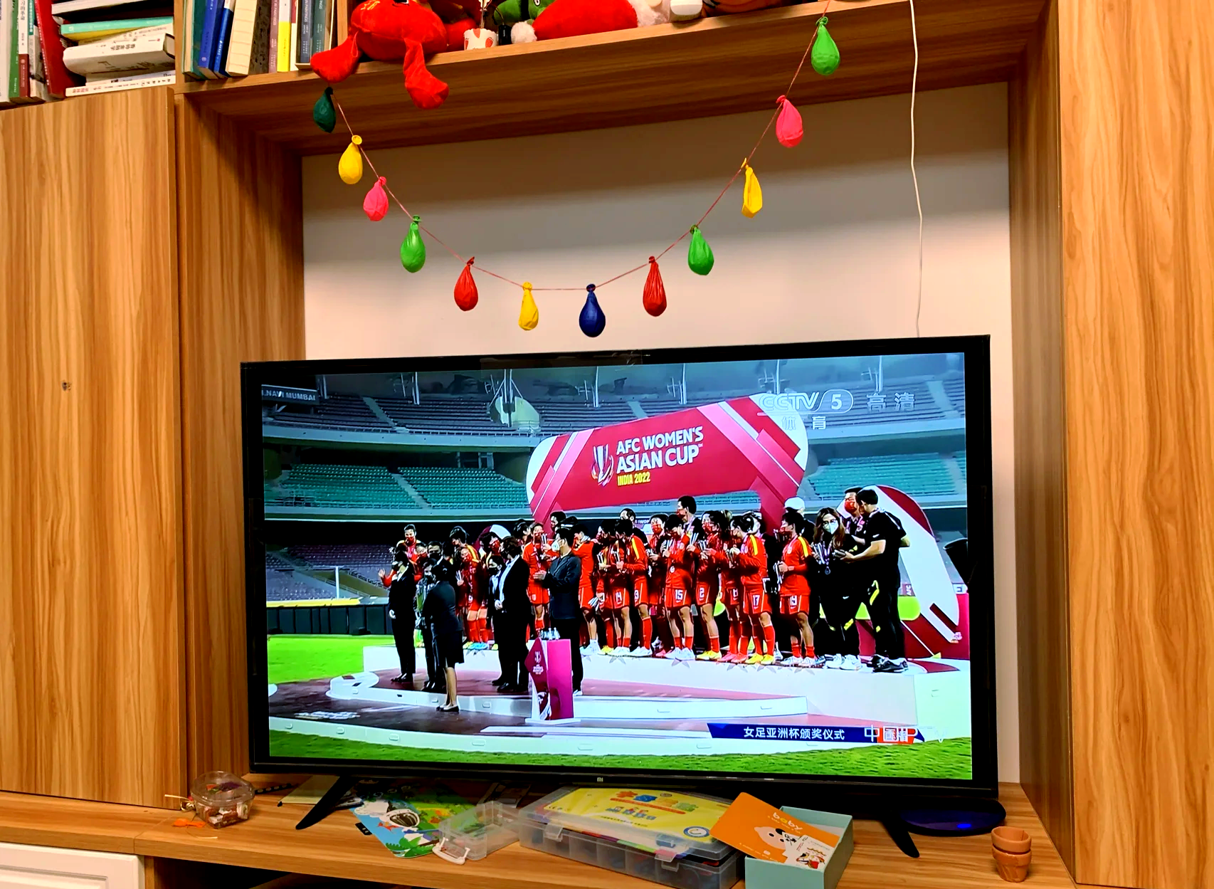 足球场上的女性力量：精彩比赛现场的简单介绍