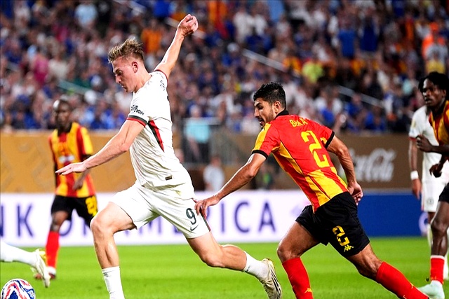 切尔西强硬防线全力防守，顽强斩获胜利