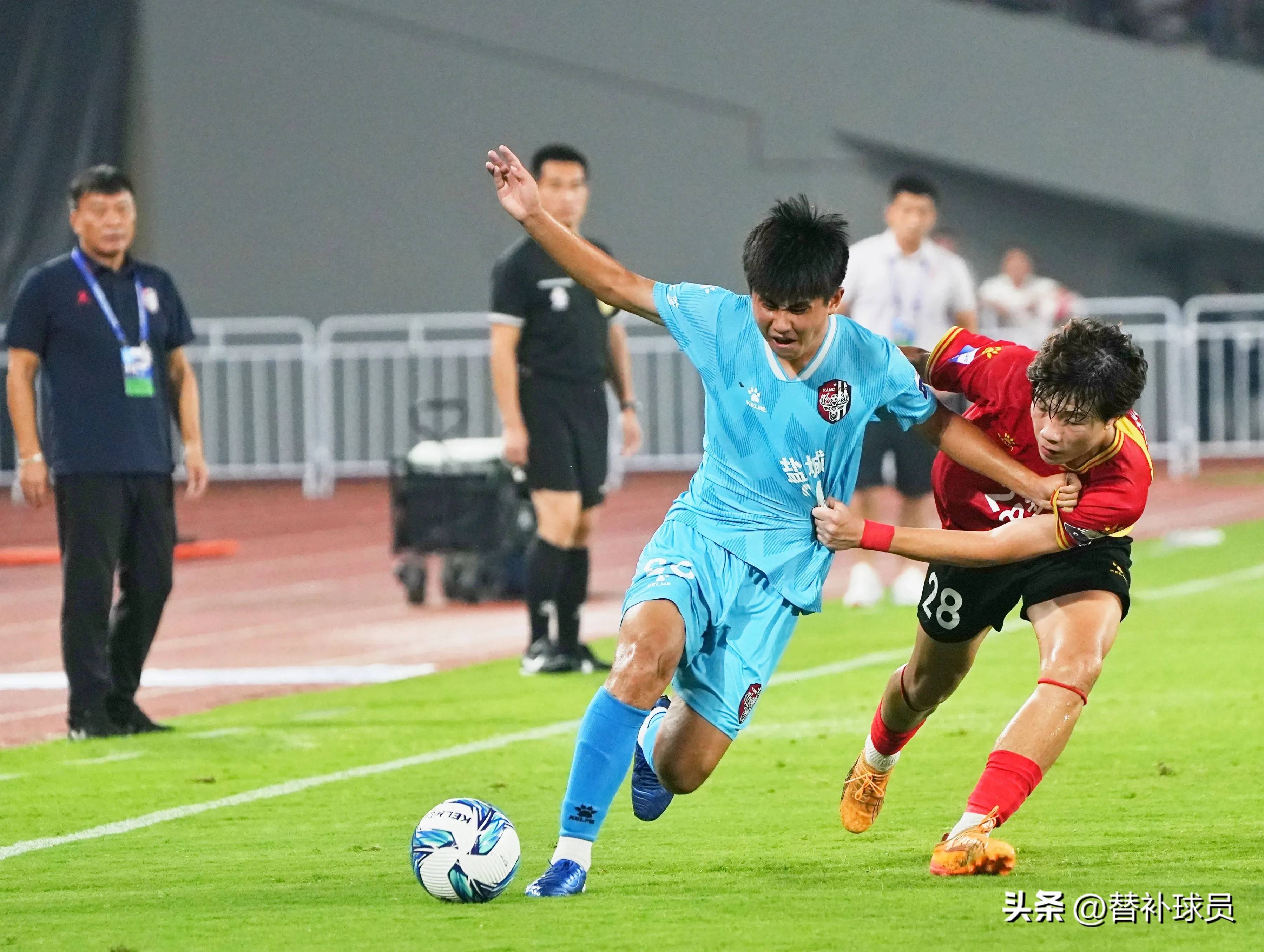 争分夺秒!球员奋力拼搏为荣誉而战 争分夺秒!球员奋力拼搏为荣誉而战