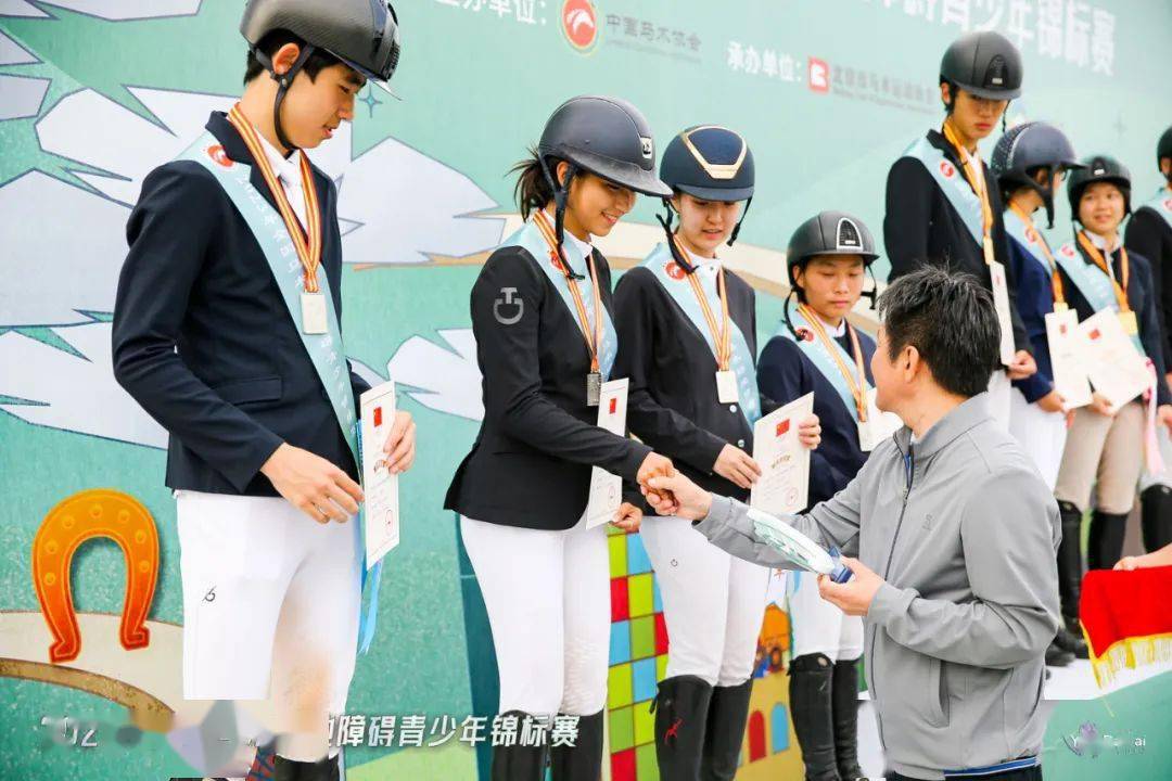 比赛中队员之间默契配合，拿下宝贵的胜利