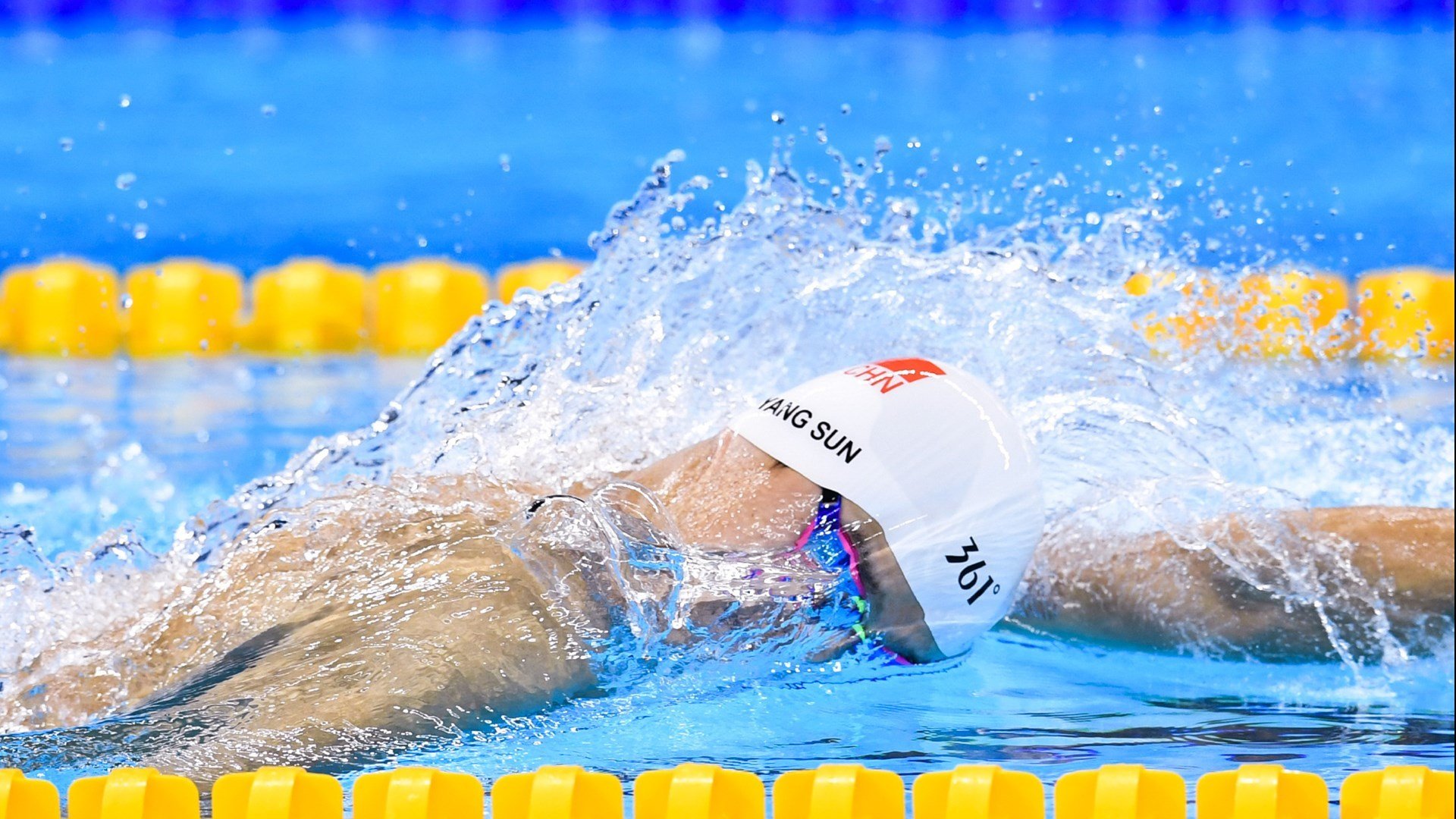 勒克莱尔点燃赛场，梅赛德斯横扫法拉利，一场策略与激情的双重奏